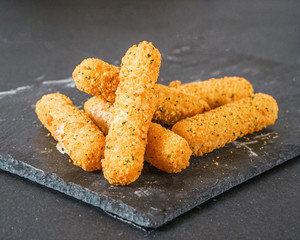 Mozzarella sticks (6)